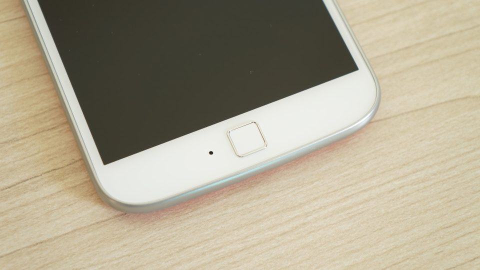 O sensor de digitais, no Moto G4 Plus, fica na frente.