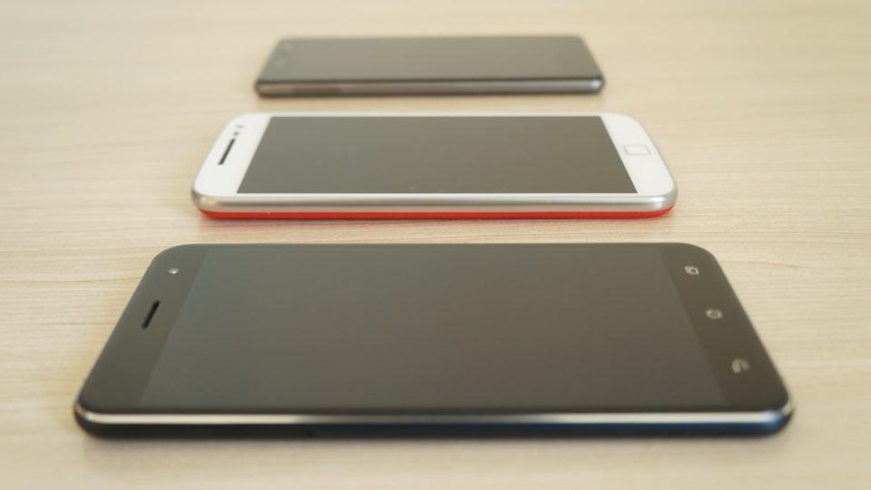 Os três smartphones do comparativo enfileirados.