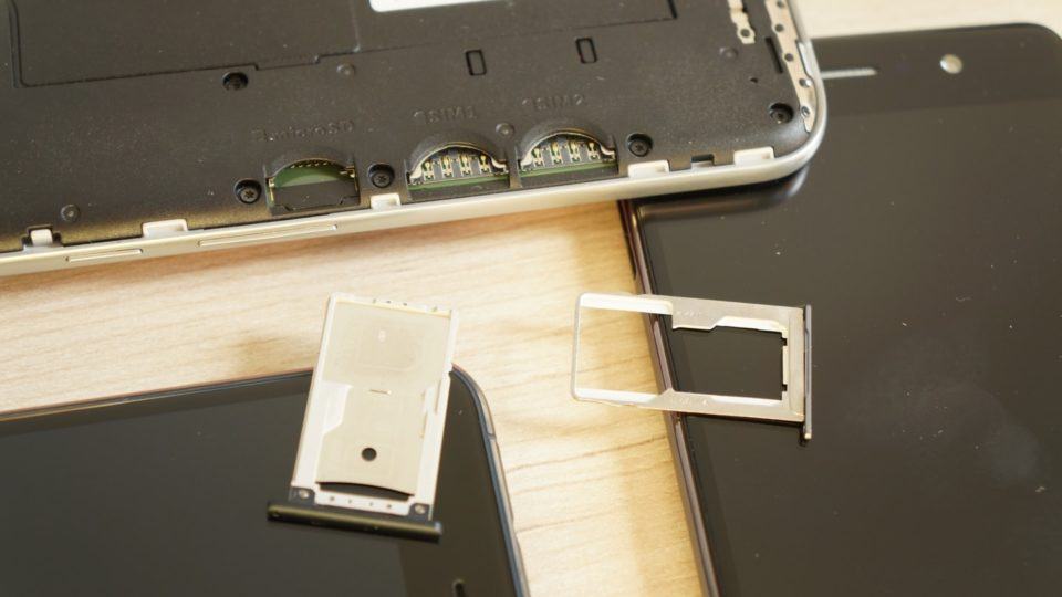 As bandejas e slots para SIM cards e cartões de memória dos três smartphones.