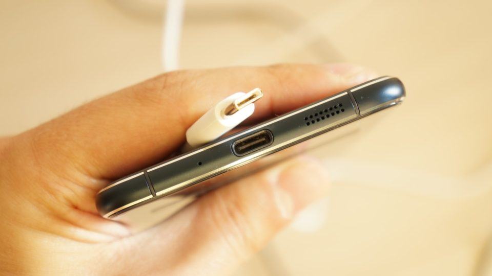 Detalhe da conexão USB-C do Zenfone 3.