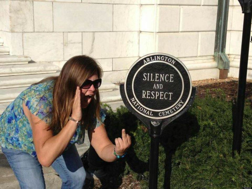 Lindsey Stone em sua infame foto.