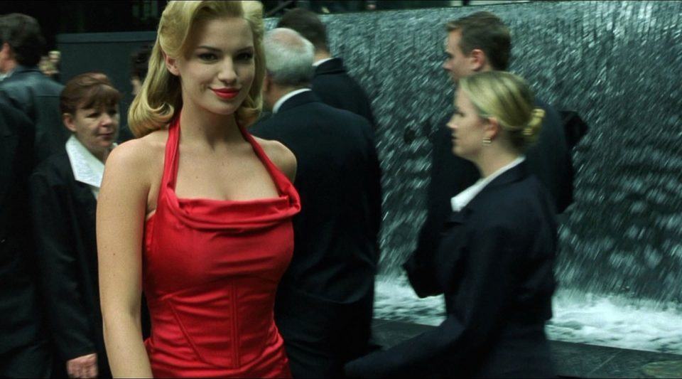 Mulher de vestido vermelho de Matrix.