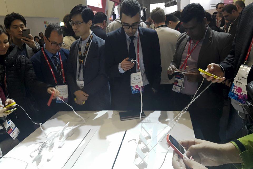 Pessoas testando o Nokia 3310.