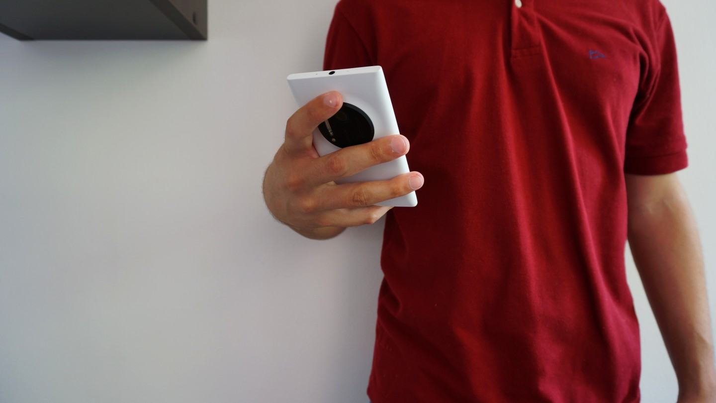 Segurando o Lumia 1020.