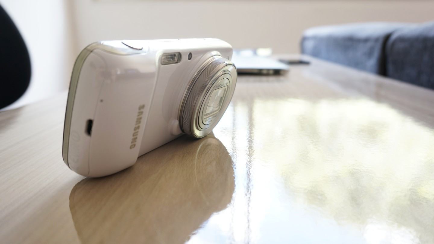 Galaxy S 4 Zoom, no detalhe.