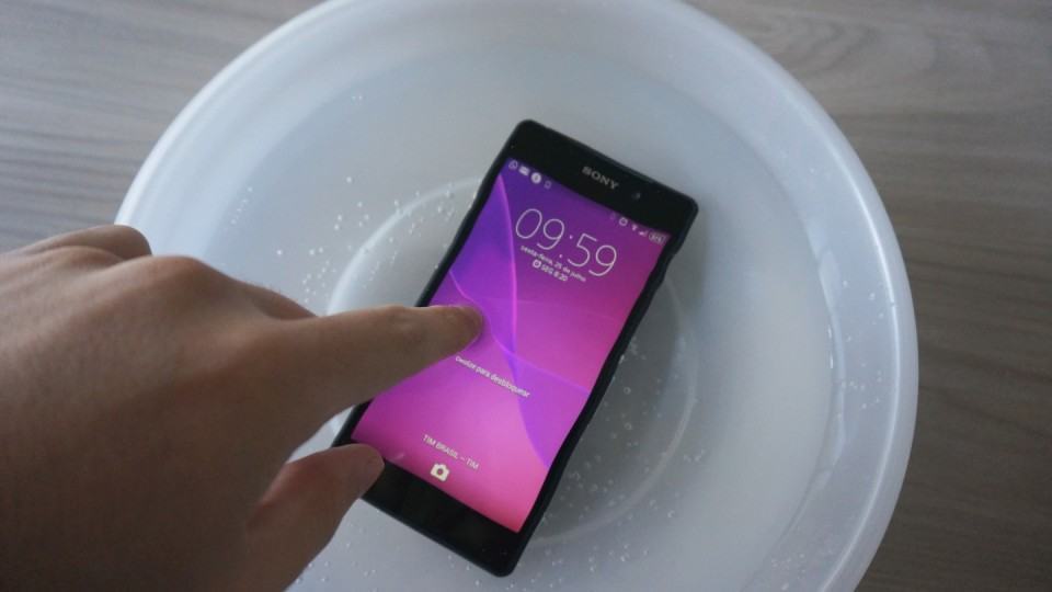 O Xperia Z2 continua resistindo a mergulhos.