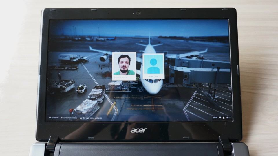 A tela exige o ângulo certo para não distorcer as cores.