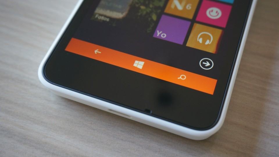O Lumia 630 tem botões virtuais na tela.