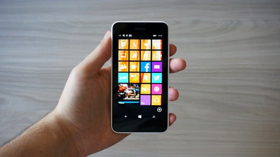 A tela de 4,3 polegadas deixa o aparelho compacto.