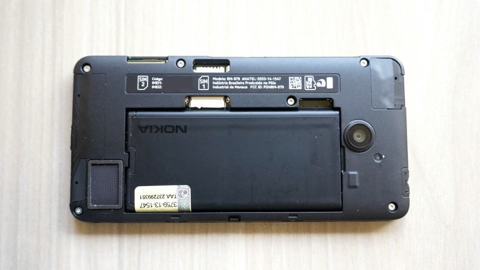 A bateria removível e os slots do Lumia 630.