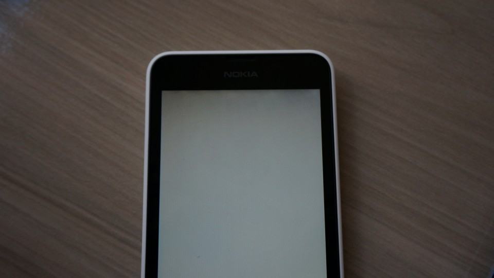 Iluminação problemática na tela do Lumia 630.