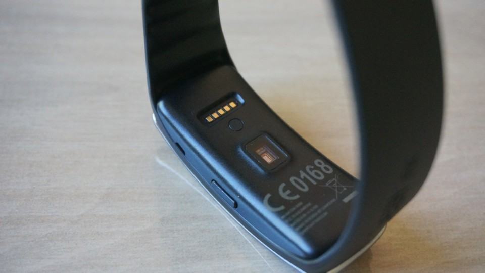 Sensor de batimentos cardíacos e pinos para recarga.