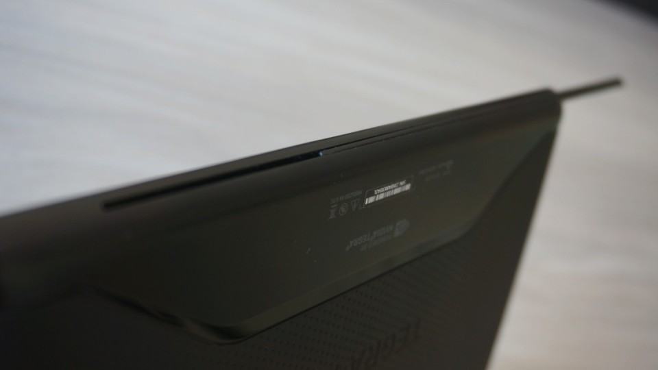 Remova a haste de plástico para usar a Slide Cover.