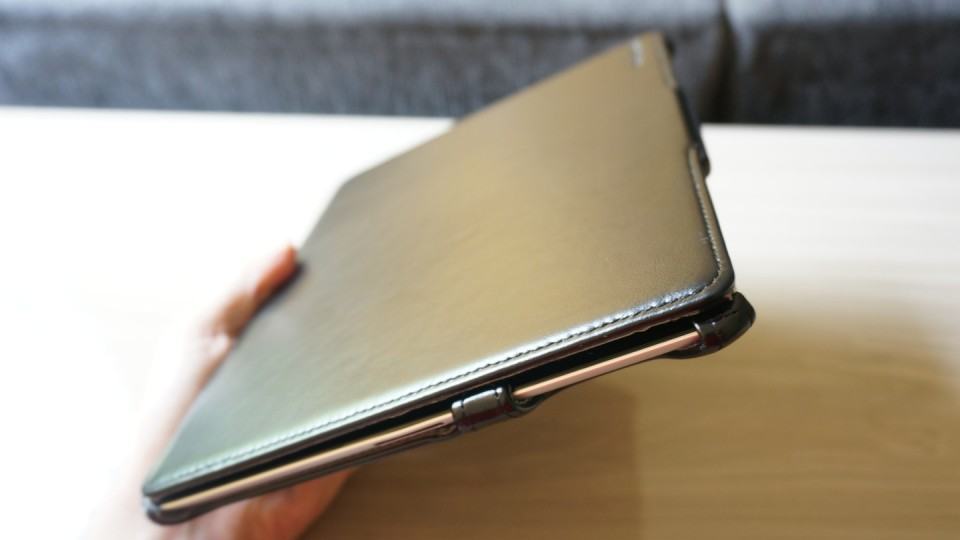 Parece um livro, mas é um iPad.