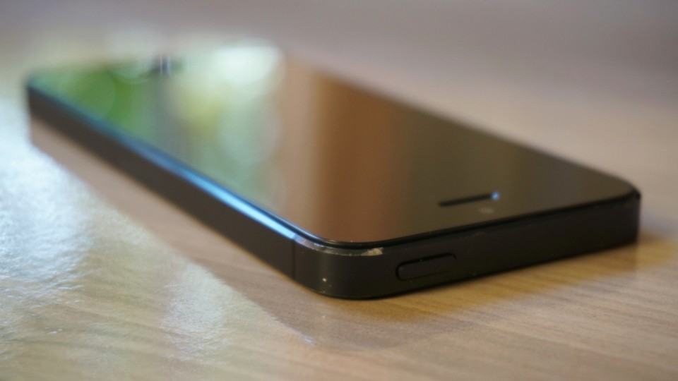 iPhone 5 com a borda chanfrada descascada.