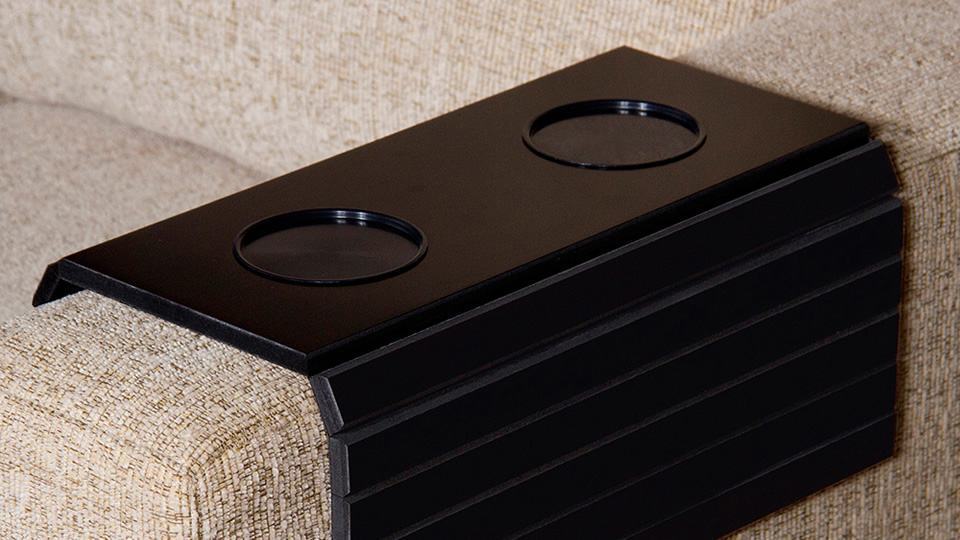 Bandeja para sofá com espaços para copos.