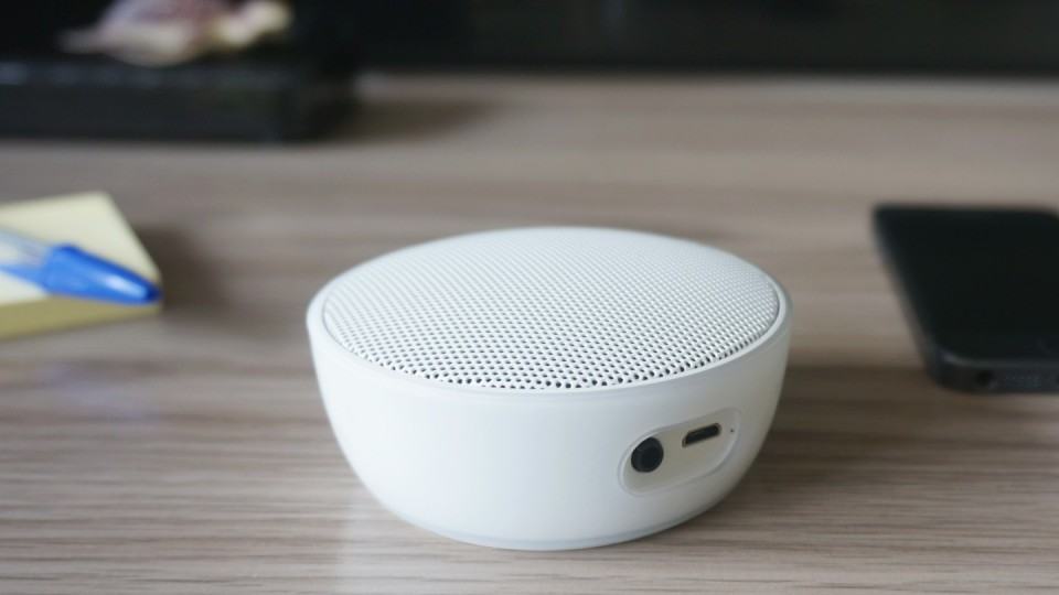 Entrada de áudio no padrão 3,5 mm e conector microUSB.