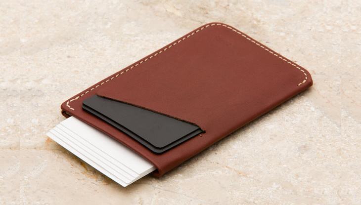 Cabem cartões e notas dobradas na Card Sleeve da Bellroy.