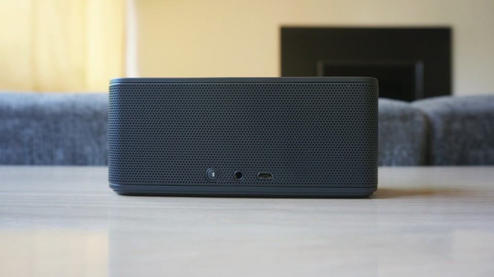 O botão de Bluetooth e conexões da Level Box Mini.