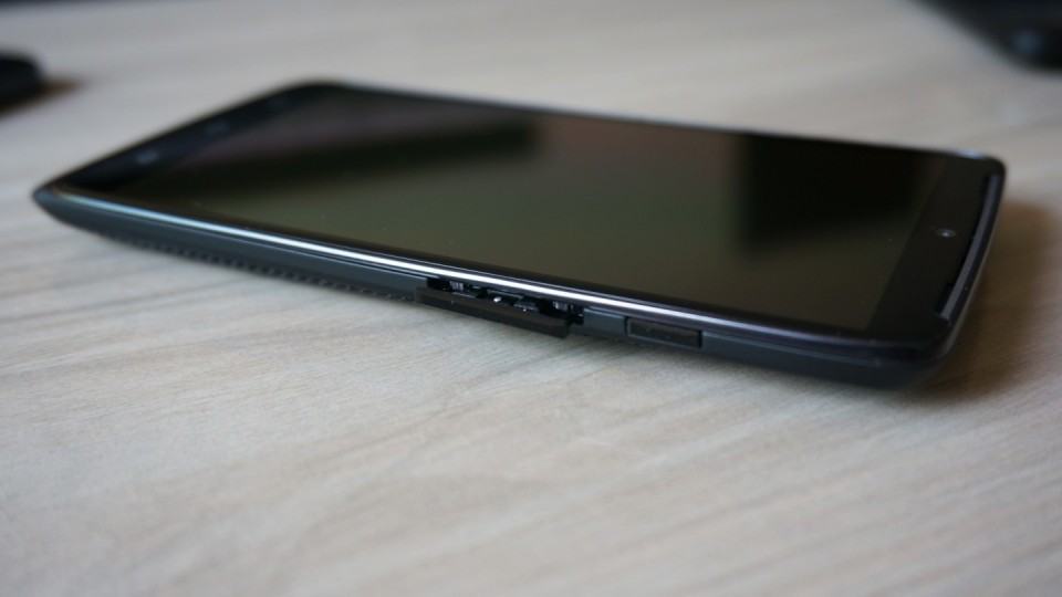 A bandeja do nano SIM fica nos botões de volume.