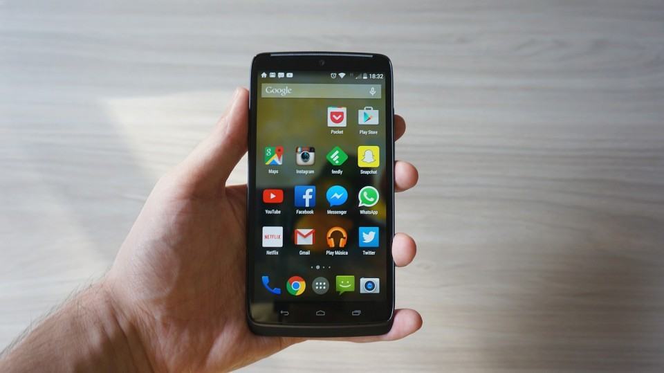 Com 5,2 polegadas, o Moto Maxx não chega a ser enorme.