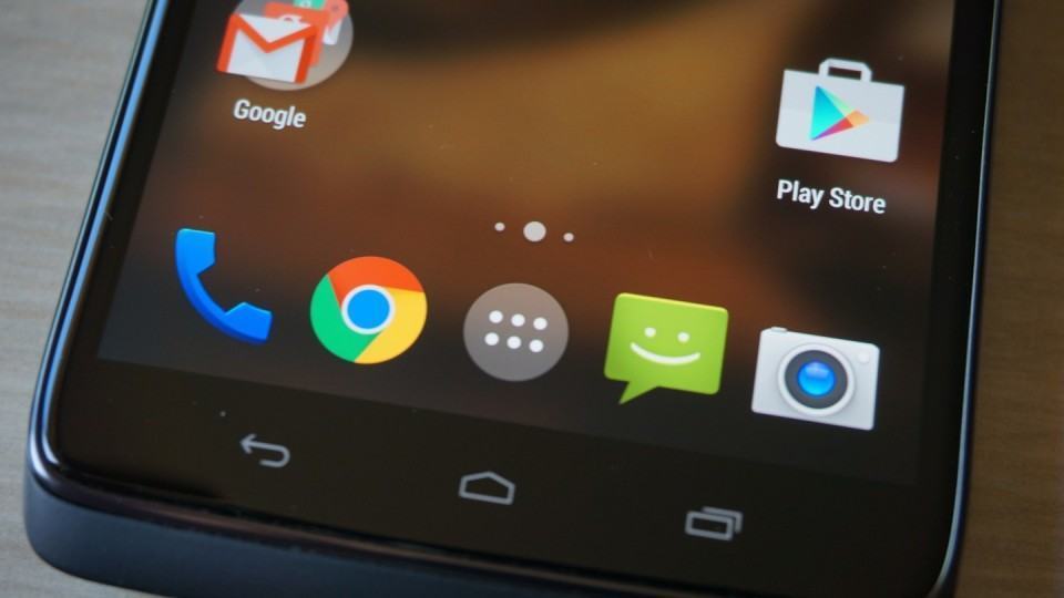 Detalhe da tela e botões táteis do Moto Maxx.