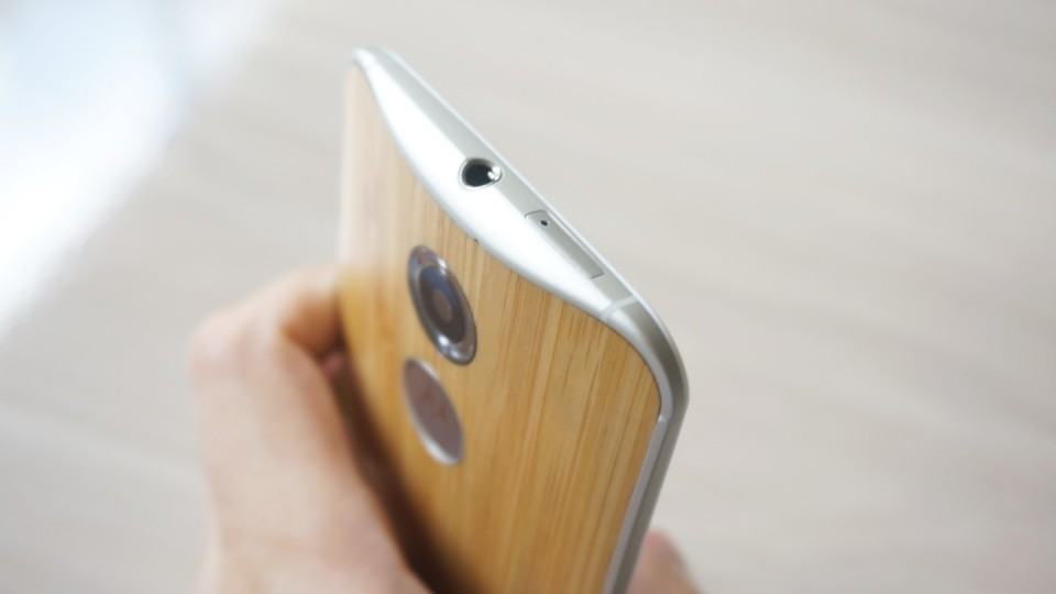 Acabamento em metal e bambu do Moto X.