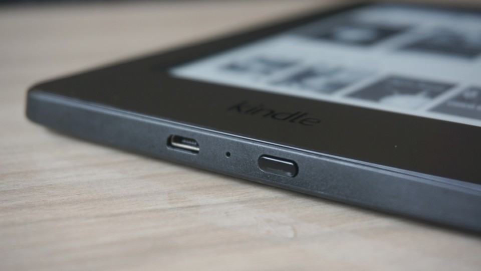 Botão liga/desliga, LED de recarga da bateria e entrada microUSB.