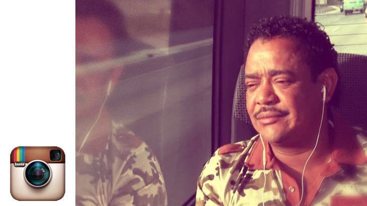 Cumpadi Washington imitando Joaquin Phoenix em Her.