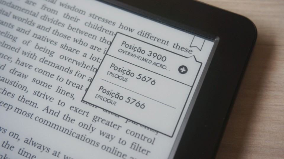 Detalhe dos marcadores de páginas no canto superior direito da tela do Kindle.