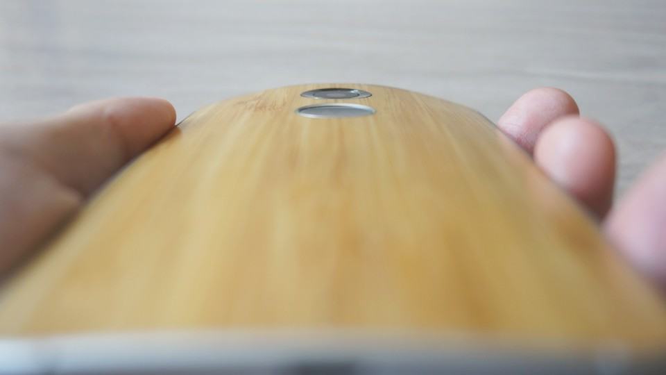 Moto X de bambu no detalhe.