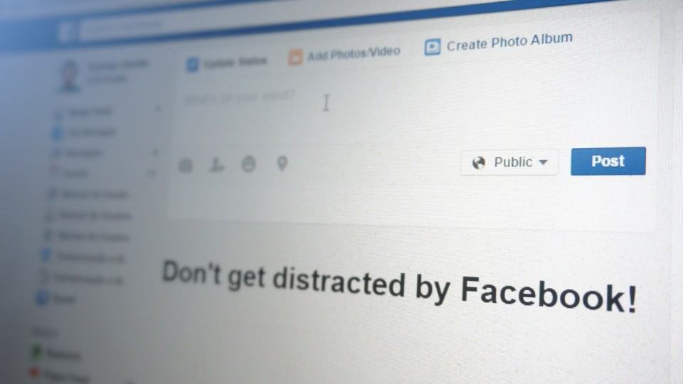 Foto do Facebook aberto em um notebook.