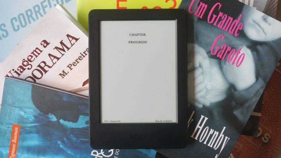 Kindle Touch sobre vários livros de papel.