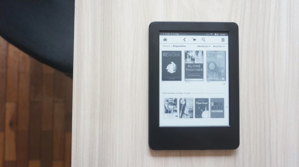 Kindle ligado sobre a mesa.