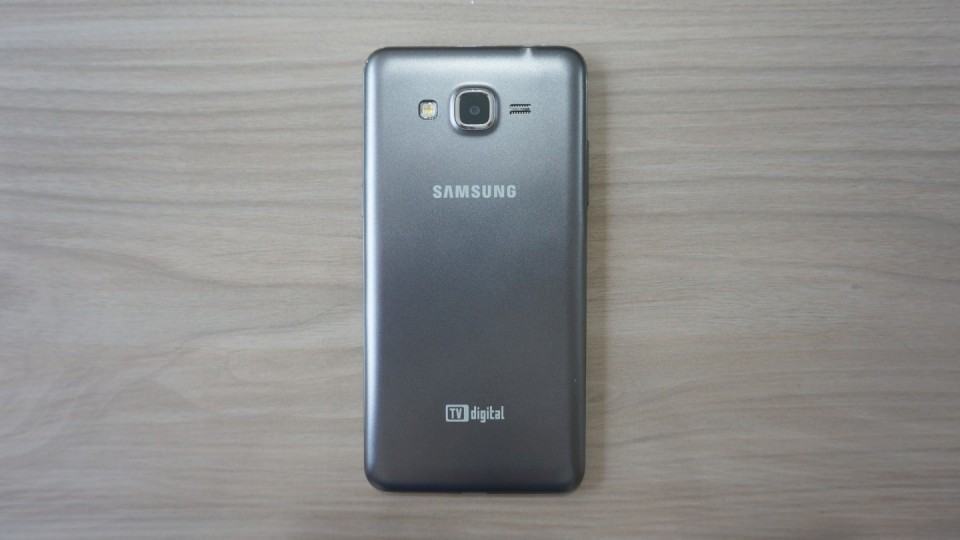 Tampa de plástico que imita metal do Galaxy Gran Prime.