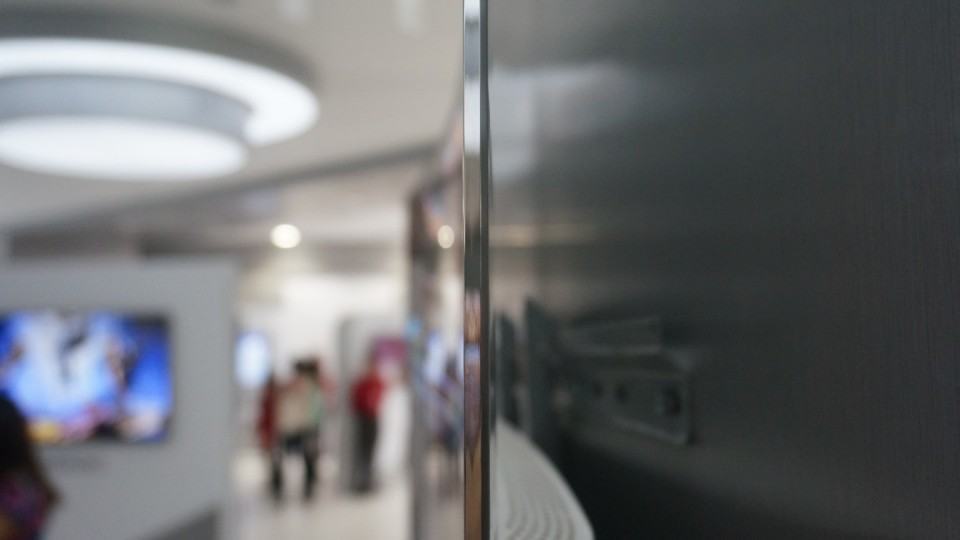 A TV 4K OLED de perfil.