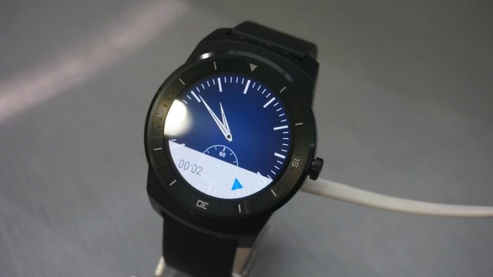 G Watch R exposto no no showroom da LG.