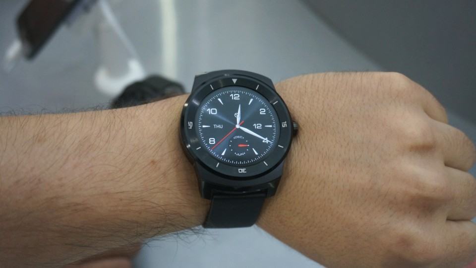G Watch R, relógio da LG, no meu pulso.