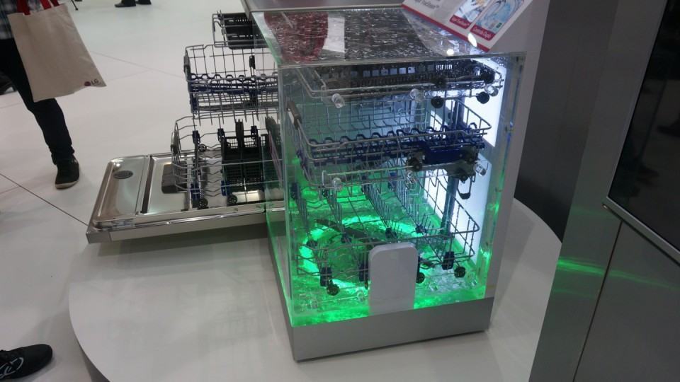 Uma lava-louça transparente para demonstrar o funcionamento delas.