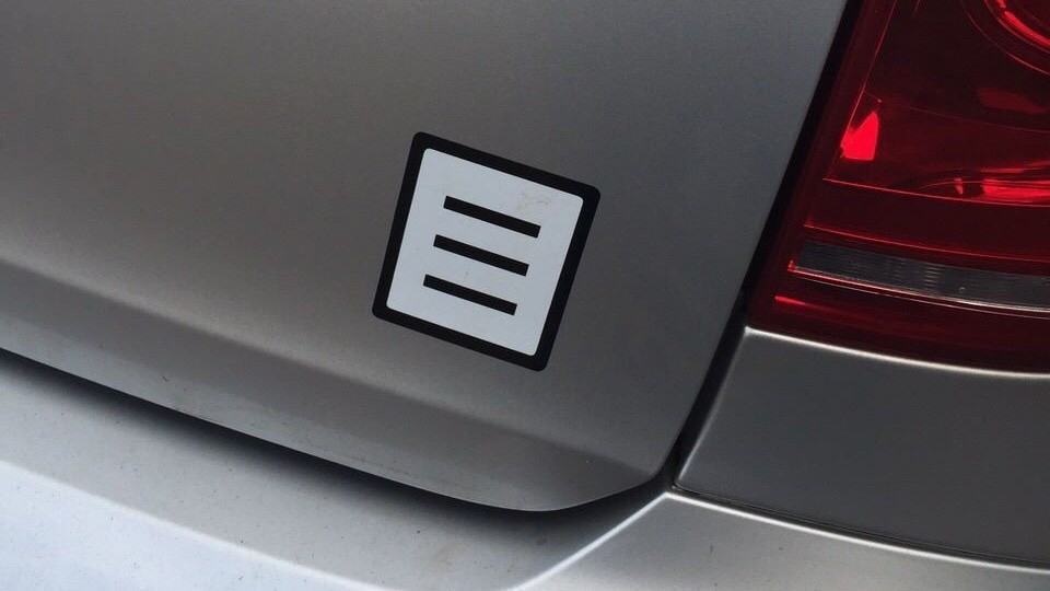 Adesivo colado no carro.