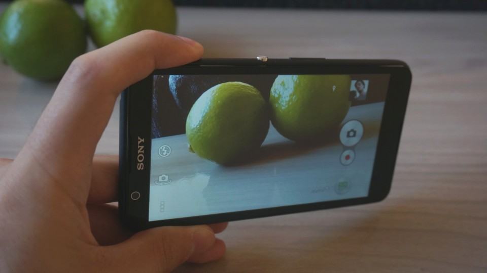 A câmera é fraca, mas a frontal surpreende.