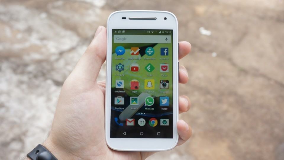 Moto E na mão.