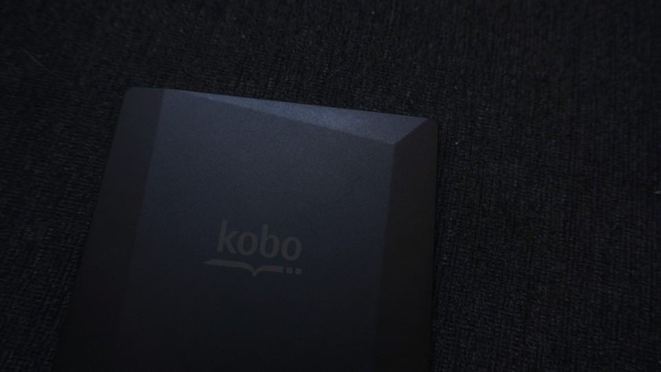 Formas geométricas formam a textura do Kobo Aura H2O.