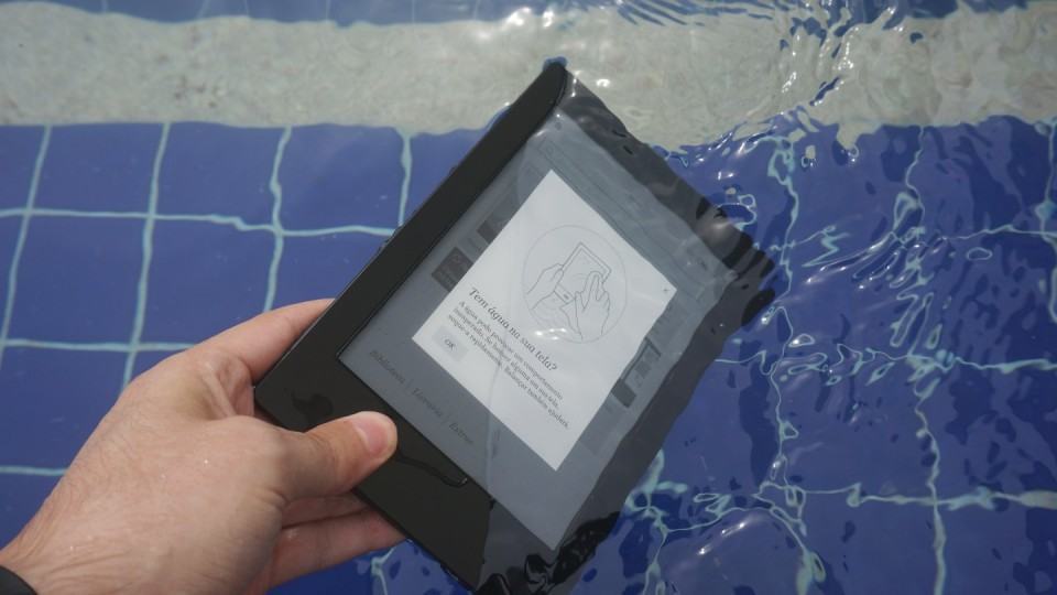 Kobo Aura H2O mergulhado na piscina.