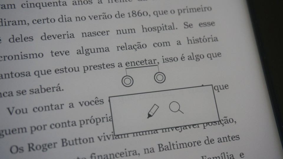 Seleção de palavra no Kobo Aura H2O.