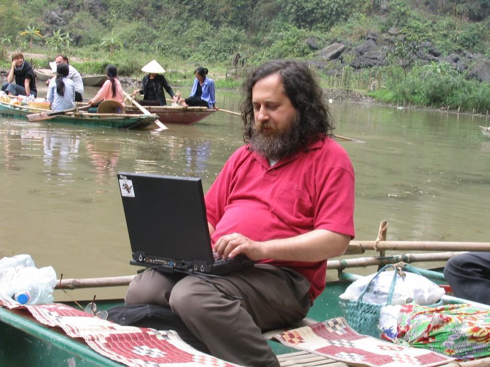Stallman respondendo e-mails no rio.