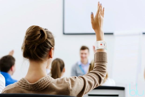 Moça levanta a mão para fazer pergunta.