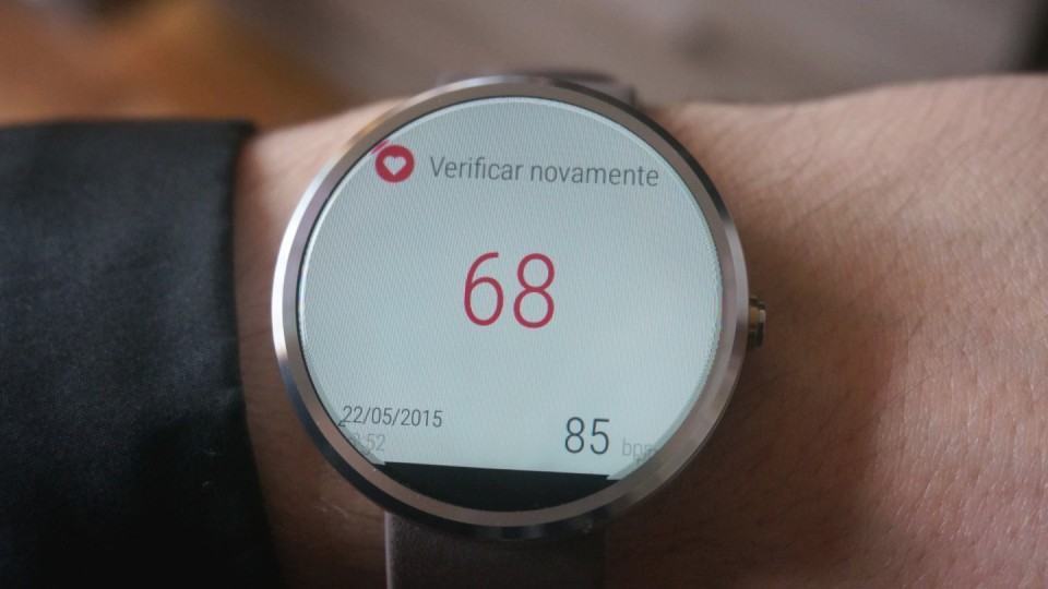 Medidor de frequência cardíaca do Moto 360.