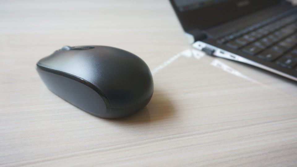 Mouse e notebook, lado a lado.