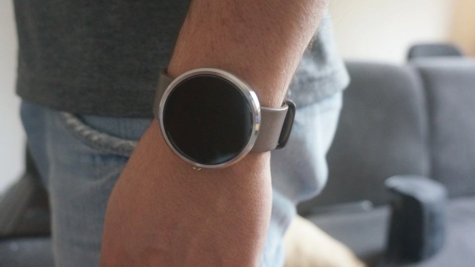 Usando casualmente o Moto 360.